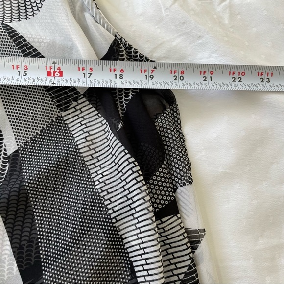 Dressbarn Black and White Asymmetrical Graphic Blouse - Picture 7 of 10
